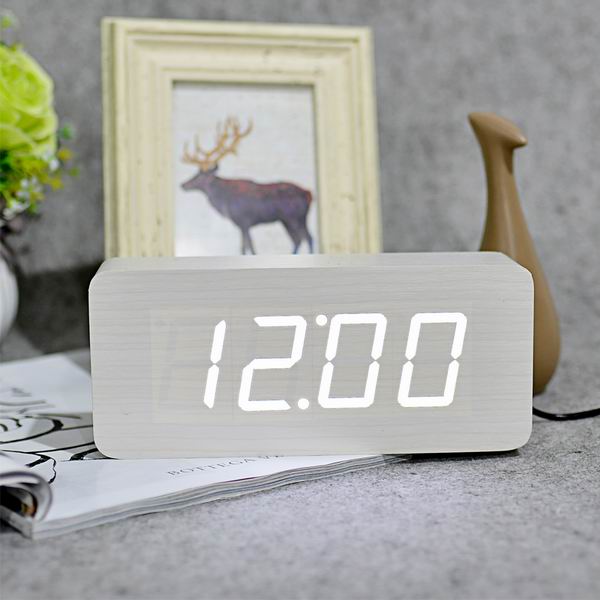 Moderní LED budík v imitaci dřeva