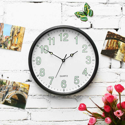 Růžové nástěnné hodiny svítící ve tmě