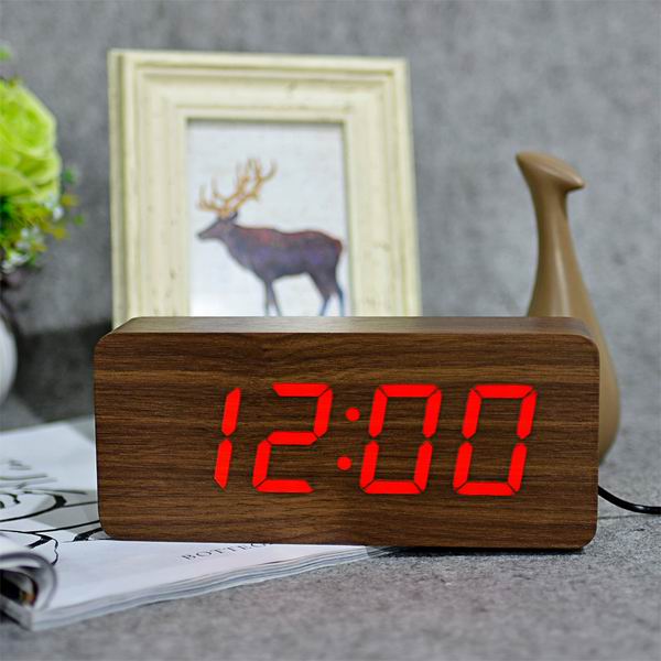 Moderní LED budík v imitaci dřeva