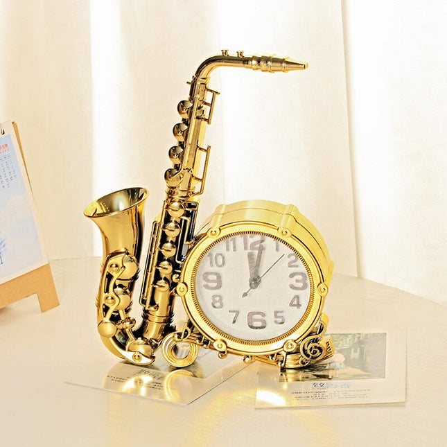Originální hodiny ve tvaru saxofonu