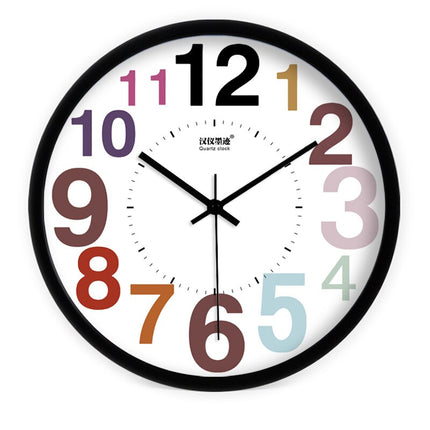 Barevné skandinávské hodiny s designem dřeva