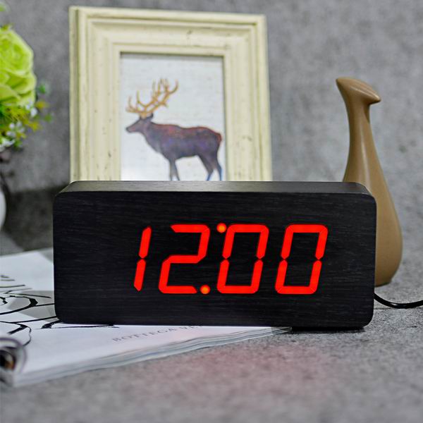 Moderní LED budík v imitaci dřeva
