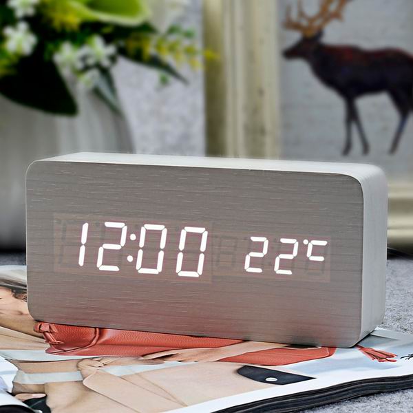 Digitální budík v dřevěném designu