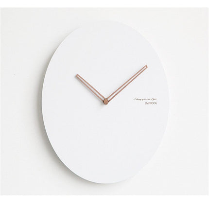 Bílé minimalistické skandinávské hodiny