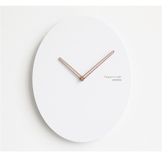 Bílé minimalistické skandinávské hodiny