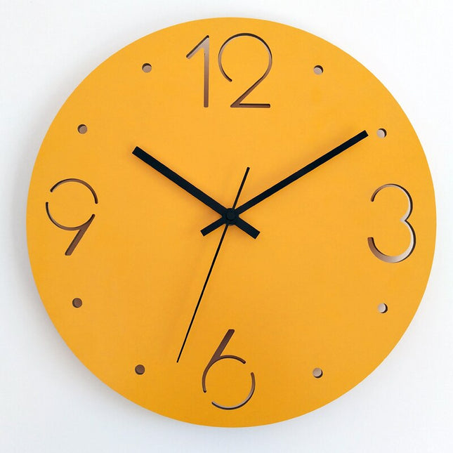 Jednoduché žluté nástěnné hodiny na zeď