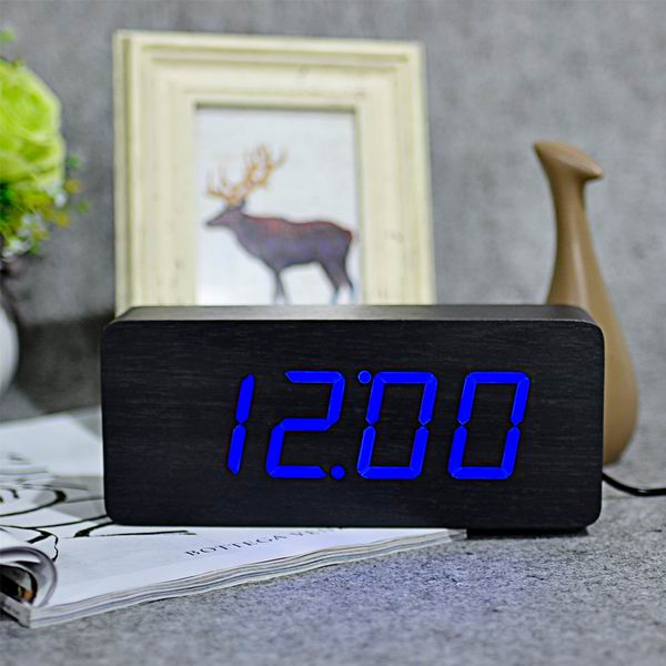 Moderní LED budík v imitaci dřeva
