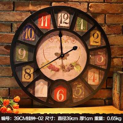 Vintage nástěnné hodiny s motýlem