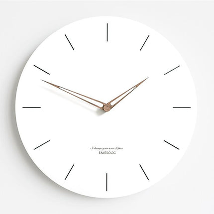 Kulaté nástěnné hodiny z běleného dřeva