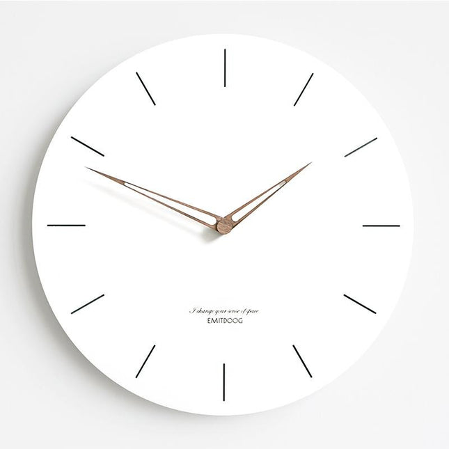 Kulaté nástěnné hodiny z běleného dřeva