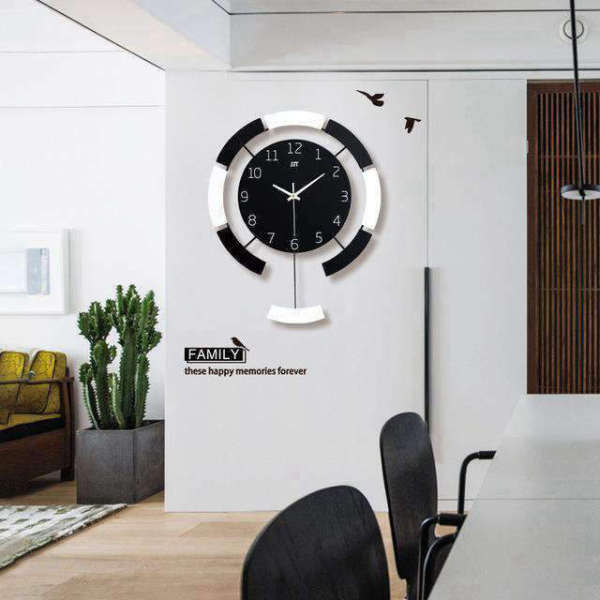 Moderní designové nástěnné hodiny s kyvadlem