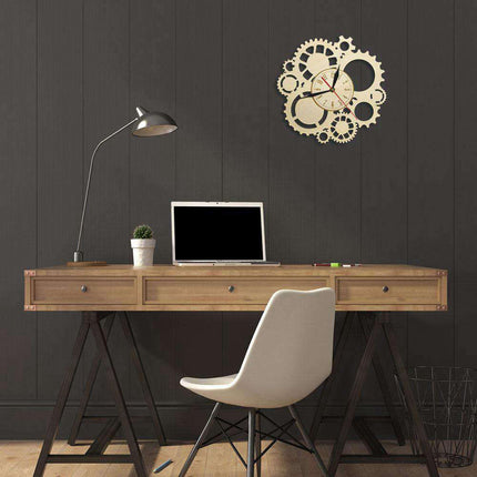 Dřevěné hodiny s viditelnými ozubenými koly