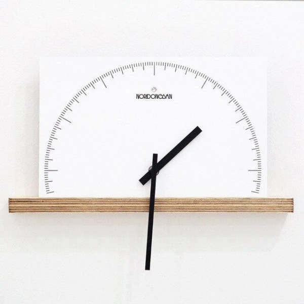 Designové půlkruhové hodiny na zeď