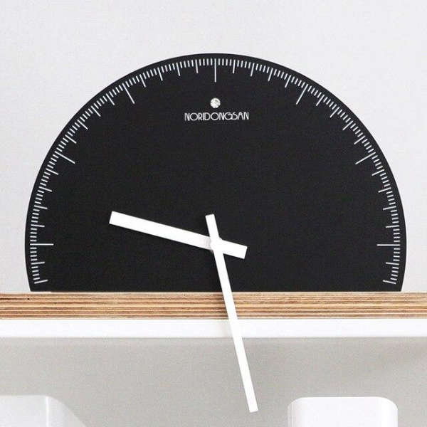 Designové půlkruhové hodiny na zeď