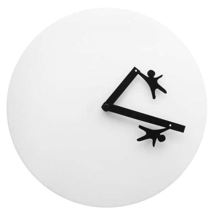 Minimalistické hodiny s visícími postavičkami
