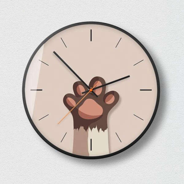 Moderní tiché hodiny s kočičí tlapkou