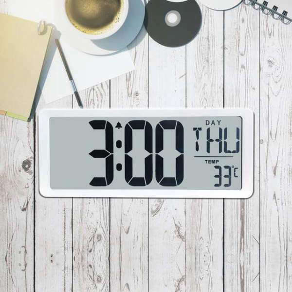 Digitální stolní budík s datem