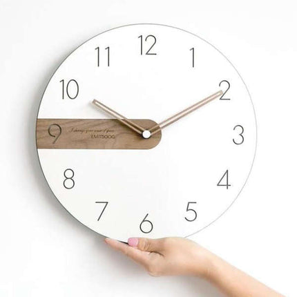 Minimalistické hodiny s dřevěným prvkem