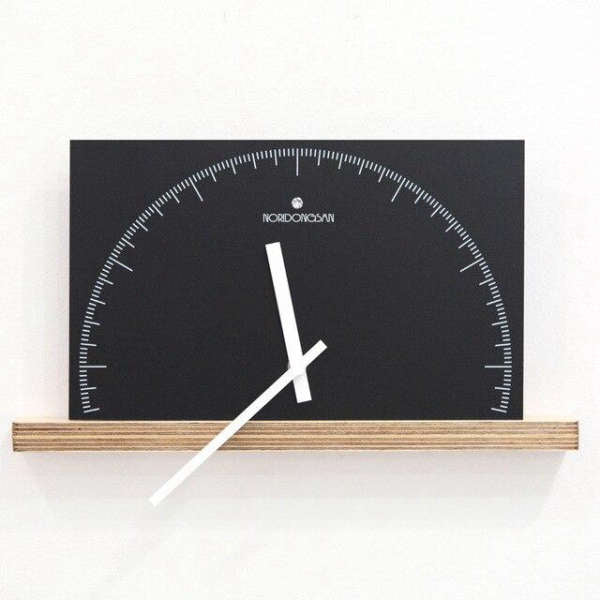 Designové půlkruhové hodiny na zeď