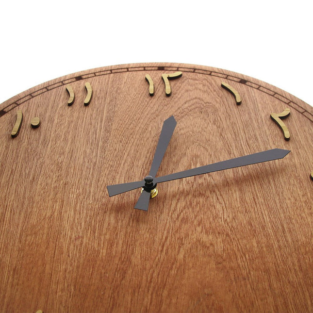 Dřevěné hodiny s arabskými číslicemi
