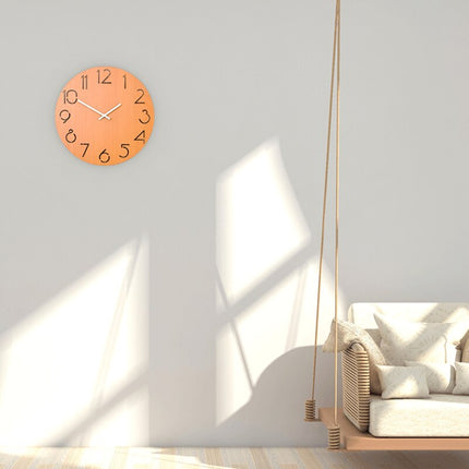 Dřevěné nástěnné hodiny s vyřezanými čísly