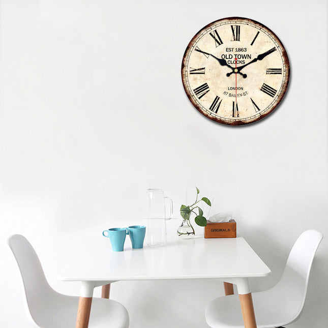 Krémové vintage hodiny s římskými číslicemi