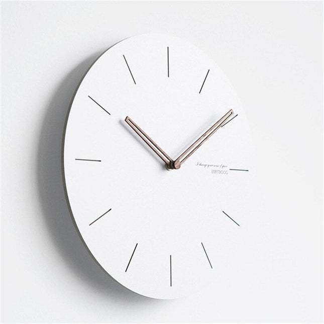 Bílé minimalistické skandinávské hodiny