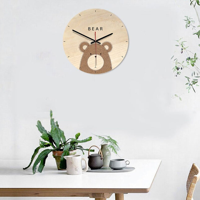 Dřevěné nástěnné hodiny s medvědem