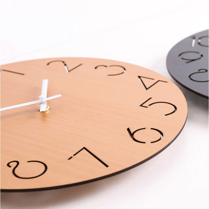 Dřevěné nástěnné hodiny s vyřezanými čísly