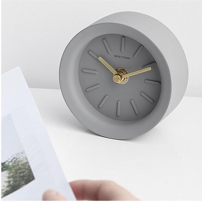 Moderní minimalistické stolní hodiny z betonu