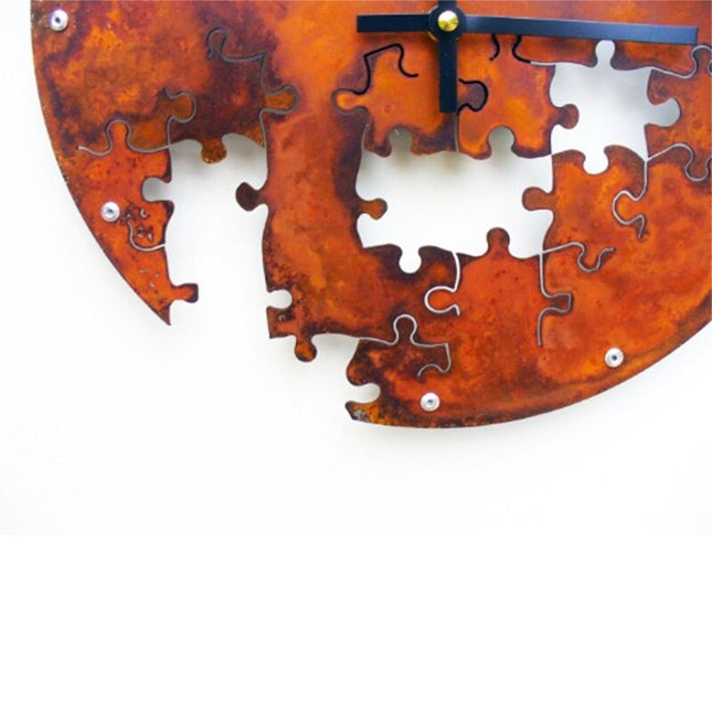 Nástěnné hodiny v designu puzzle
