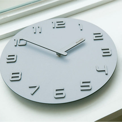 Dřevěné nástěnné hodiny s 3D čísly