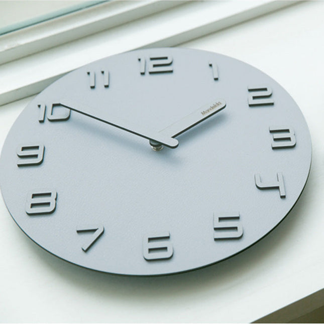 Dřevěné nástěnné hodiny s 3D čísly