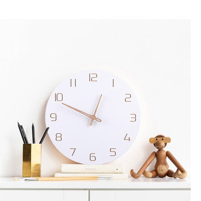 Minimalistické bílé dřevěné hodiny s čísly