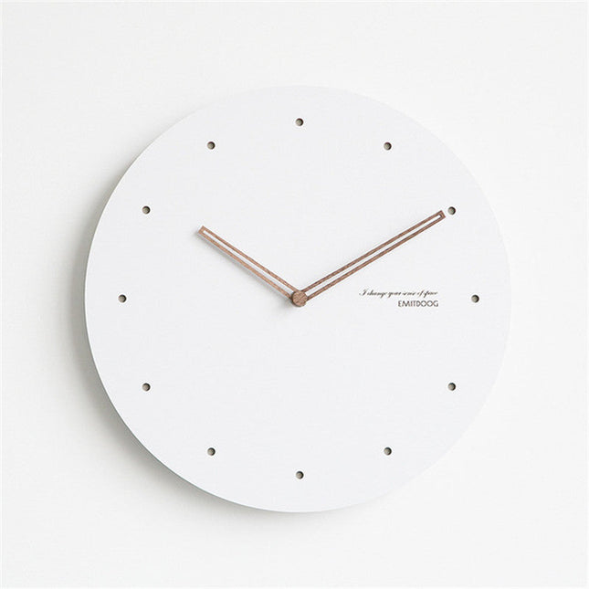 Bílé minimalistické skandinávské hodiny