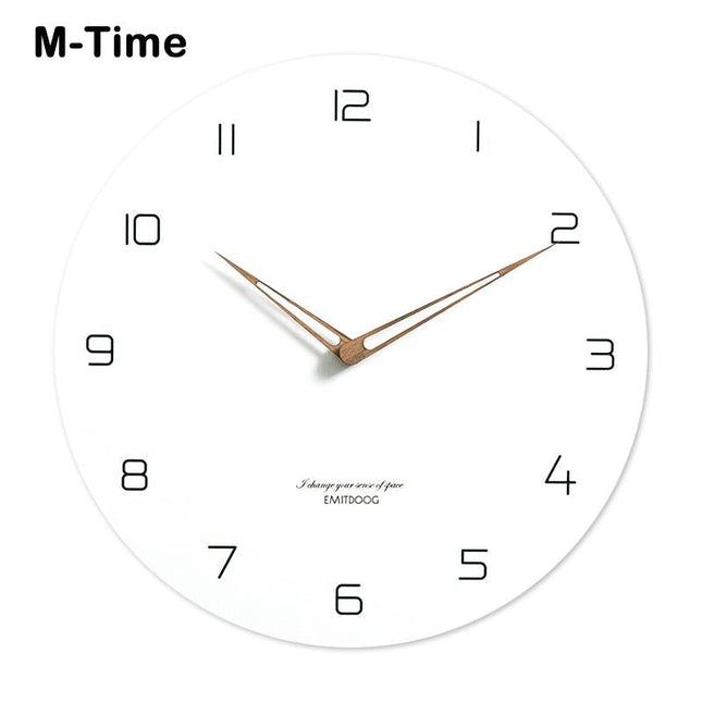 Kulaté nástěnné hodiny z běleného dřeva