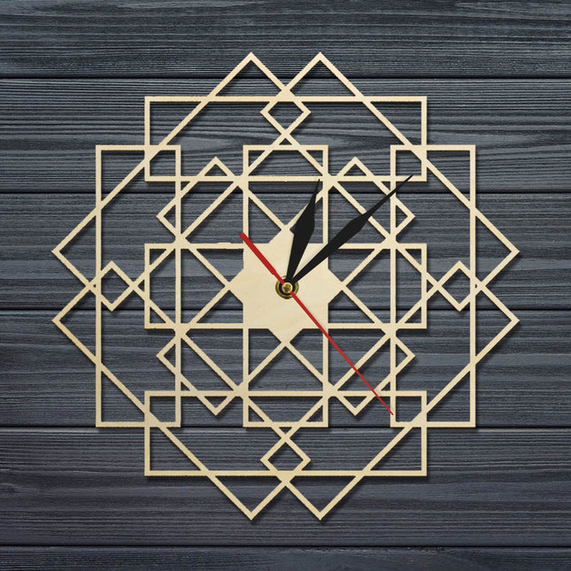 Geometrické dřevěné hodiny s prořezy
