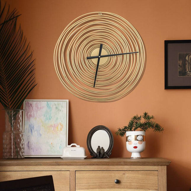 Velké zlaté kovové hodiny spirálový design