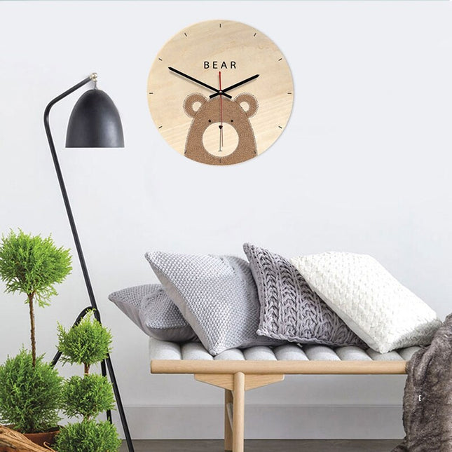 Dřevěné nástěnné hodiny s medvědem