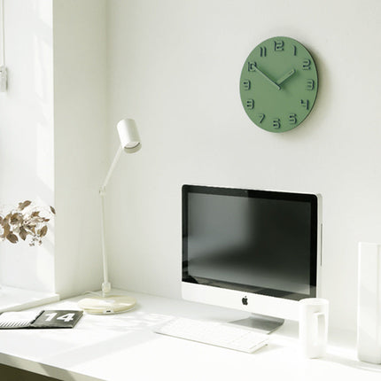 Dřevěné nástěnné hodiny s 3D čísly