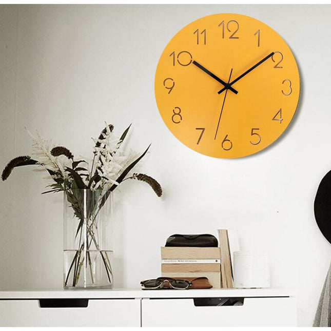 Jednoduché žluté nástěnné hodiny na zeď