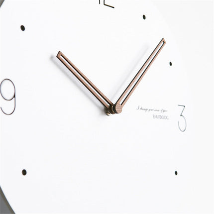 Bílé minimalistické skandinávské hodiny