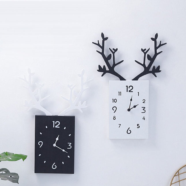 Designové hodiny na zeď s parožím