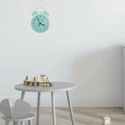 Nástěnné hodiny ve tvaru klasického budíku