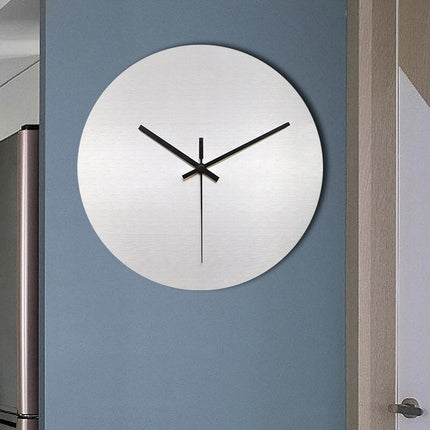 Minimalistické hodiny s broušeným kovovým vzhledem