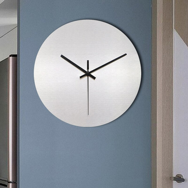 Minimalistické hodiny s broušeným kovovým vzhledem