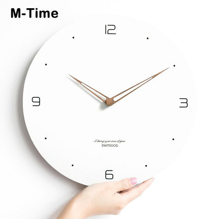 Kulaté nástěnné hodiny z běleného dřeva