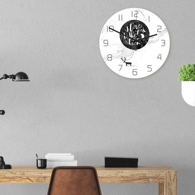 Moderní hodiny s mramorovým designem