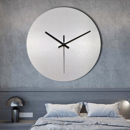 Minimalistické hodiny s broušeným kovovým vzhledem