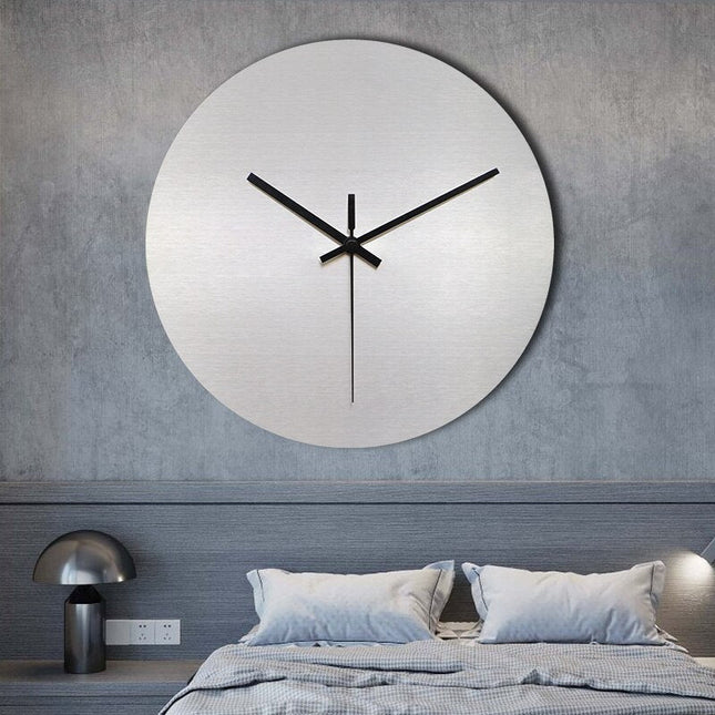 Minimalistické hodiny s broušeným kovovým vzhledem
